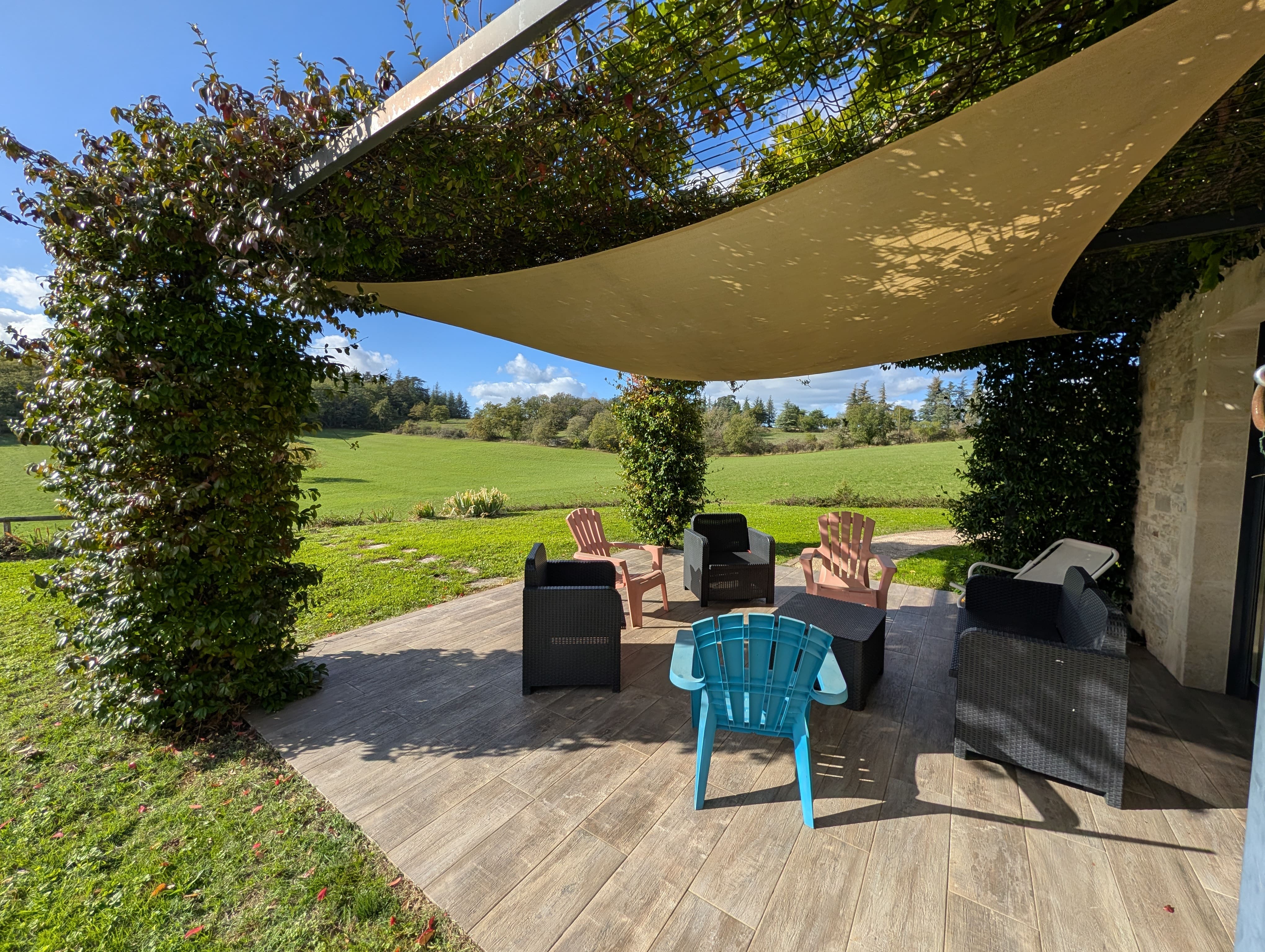 Vue intérieure et extérieure du gîte 3