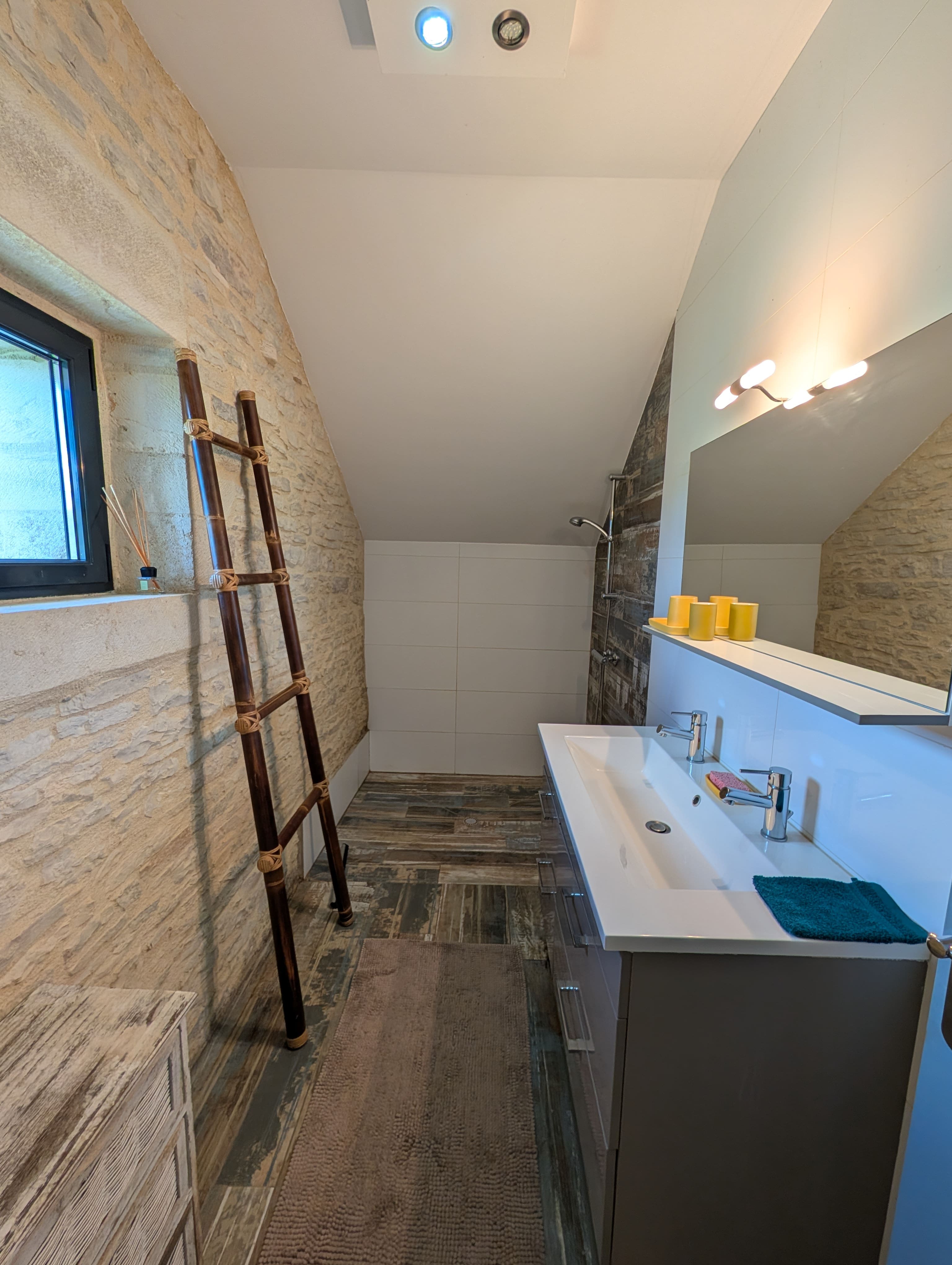 Vue intérieure et extérieure du gîte 10