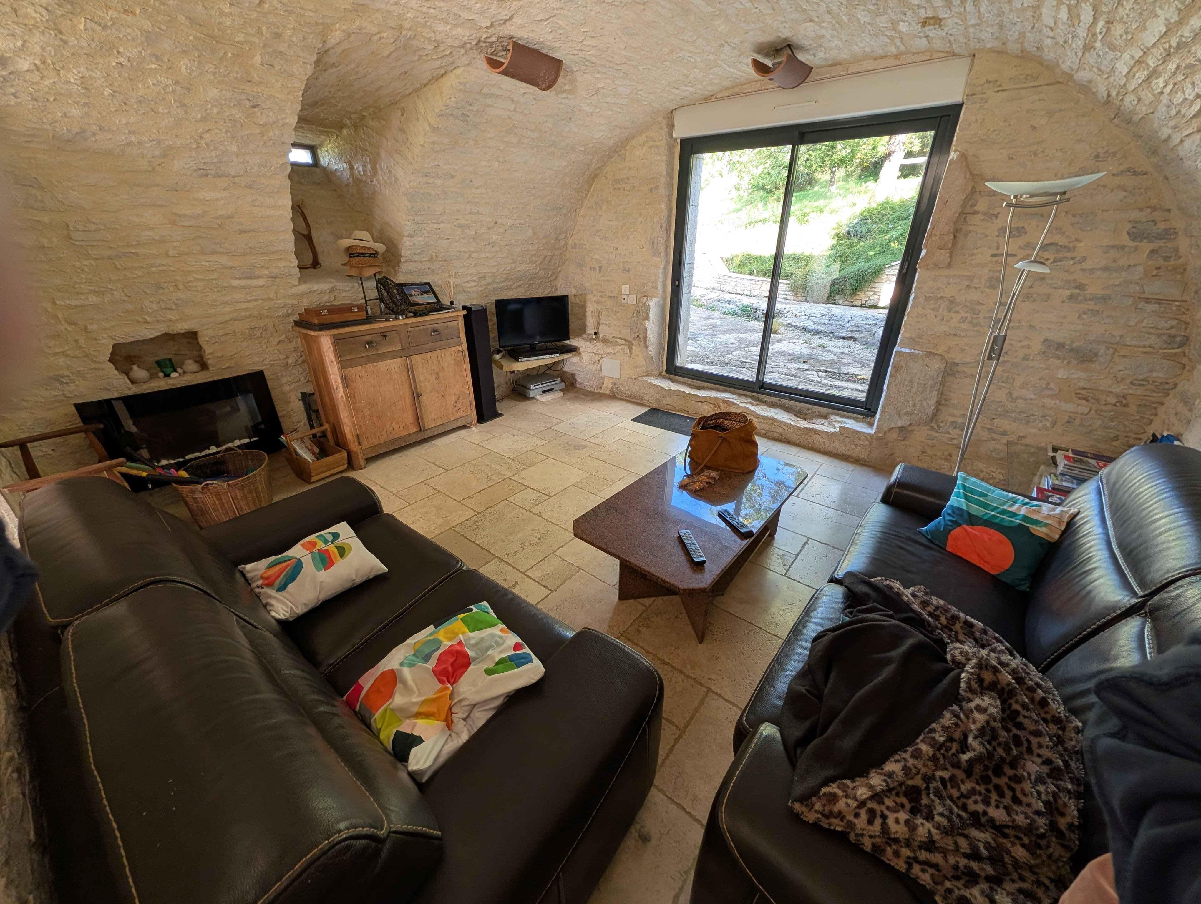 Vue intérieure et extérieure du gîte 6