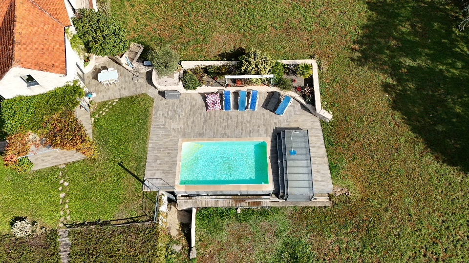 Vue intérieure et extérieure du gîte 2